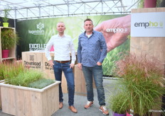 Marco Wesselink van Hoogendoorn en Piet Bron van empho. Hoogendoorn, een groothandel voor jonge planten levert de siergrassen van Empho aan de landen buiten Nederland. Empho levert haar producten alleen in Nederland. Op Plantarium hebben ze het roze zusje van de Miscanthus Red Cloud (rechts onder het empho logo) geïntroduceerd. De Red Cloud heeft de 1e prijs gewonnen op de Four Oaks in het Verenigd Koninkrijk.